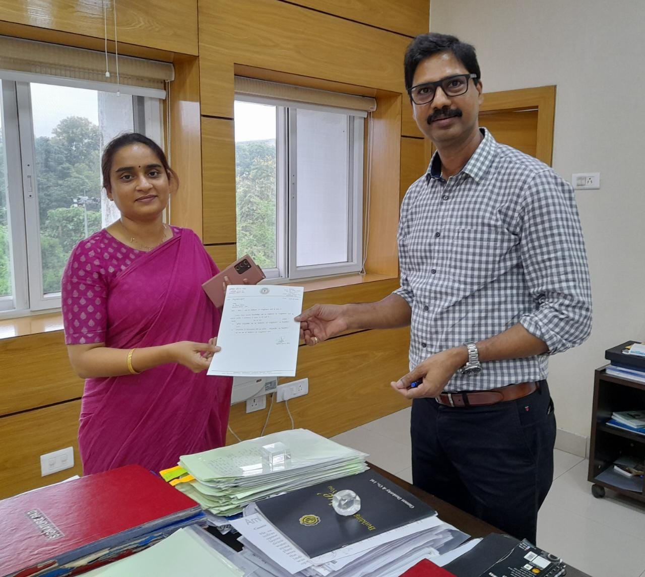 पथ निर्माण विभाग के सचिव से मिलीं झरिया विधायक, जानिए क्या है उनकी मांग