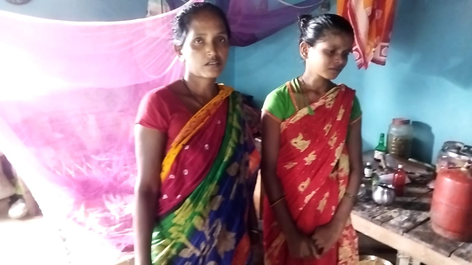 गरीबी का फायदा उठा बेटी से की शादी, फिर भीख मांगने के लिए किया मजबूर. पढ़िए एक गरीब मां-बेटी की दर्दभरी कहानी