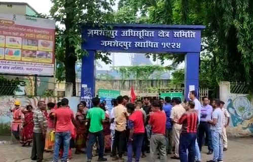 वेतन सहित कई मांगों को लेकर ठेका सफाई कर्मचारियों का आंदोलन, काम रहा ठप  