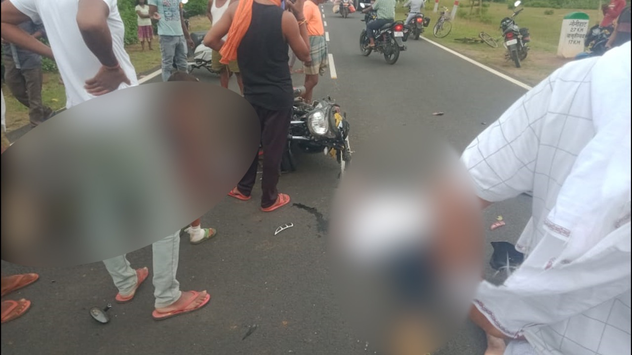 बाइक और ट्रैक्टर की  टक्कर में दो युवकों की मौत, घायल  फूलो झानो मेडिकल कॉलेज में इलाजरत