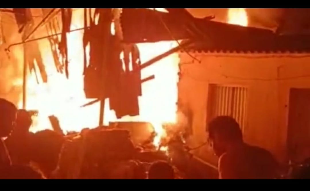 DHANBAD: जमीन के भीतर और बाहर आग की वक्र दृष्टि, कहीं धरती फट रही तो कहीं जल रहा गोदाम