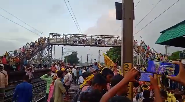 कुर्मी समाज के लोगों ने 24 घंटों के लिए किया रेलवे ट्रैक जाम, कई ट्रेंने हुई रद्द, जानिए वजह