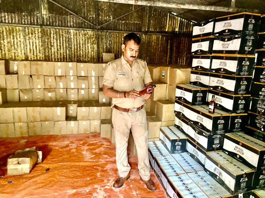 उत्पाद विभाग ने पकड़ी 21 लाख रूपए की नकली शराब, कौन है तस्करी में शामिल और कैसे होता है धंधे का संचालन, जानिए