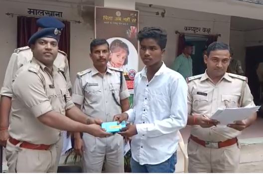 पिछले चार-पांच सालों में गुम हुए मोबाइल को गुमला पुलिस ने किया बरामद, लोगों के चेहरे पर छाई खुशी  