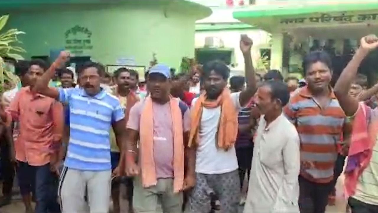 ऐसा क्या हुआ कि वार्ड पार्षद ने प्रभारी को दिनदहाड़े जड़ दिया जोरदार तमाचा !