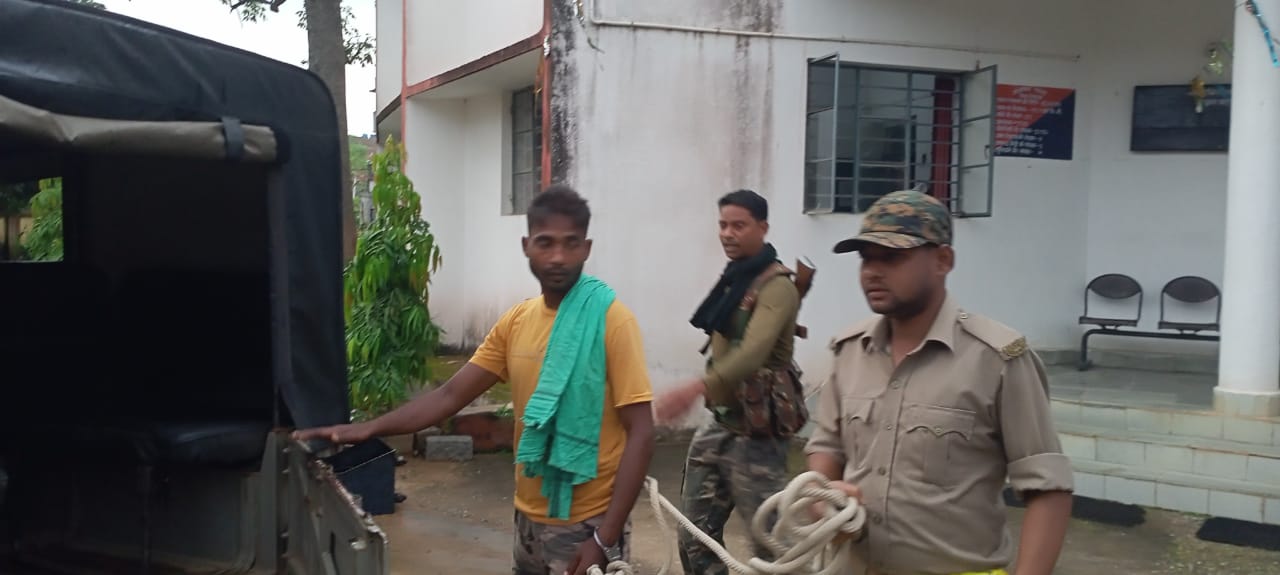 कोलेबिरा पुलिस को मिली बड़ी कामयाबी, हथियार के साथ एक अपराधी गिरफ्तार