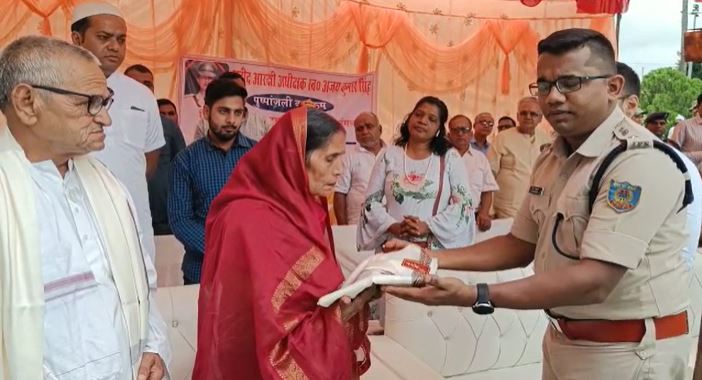 शहादत दिवस पर एसपी अजय कुमार सिंह को दी गई श्रद्धांजलि, एसपी के माता पिता को शॉल ओढ़ाकर किया गया सम्मानित