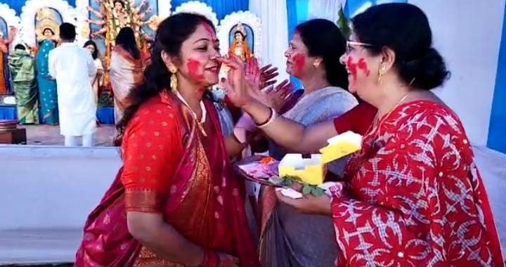 जमशेदपुर: सिंदूर दान के साथ ही मां दुर्गा की हुई विदाई, सुहागिनों ने मांगा अमर सुहाग का वरदान 