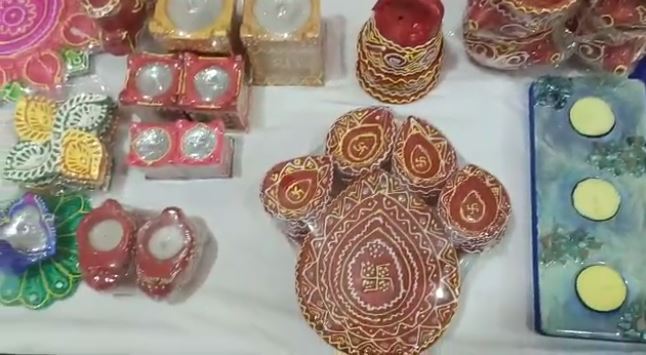 इस दिवाली लाइट नहीं, मिट्टी के मॉडर्न दीयों को जलाकर मनाए त्योहार
