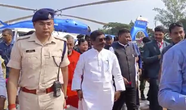 “आपके द्वार आपकी सरकार” कार्यक्रम में सीएम हेमंत सोरेन पहुंचे चतरा, लोगों को 323 करोड़ से ज्यादा की योजनाओं की दी सौगात