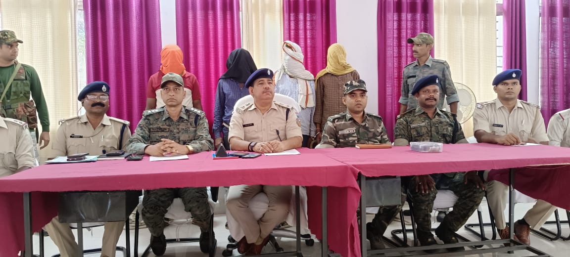 पलामू: 5 लाख का इनामी नक्सली चार सहयोगियों के साथ गिरफ्तार, जमीन विवाद का सर्वे कर खड़ा कर रहा था संगठन