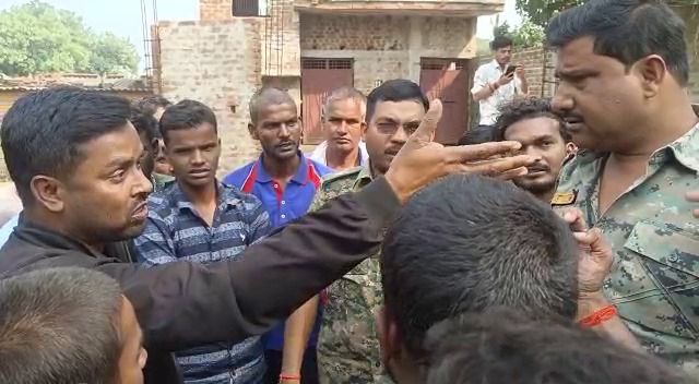 CHATRA: रफ्तार का कहर ! पिकअप वैन के चपेट में आने से युवक की दर्दनाक मौत, चालक को गिरफ्तार करने पहुंची पुलिस पर हमला