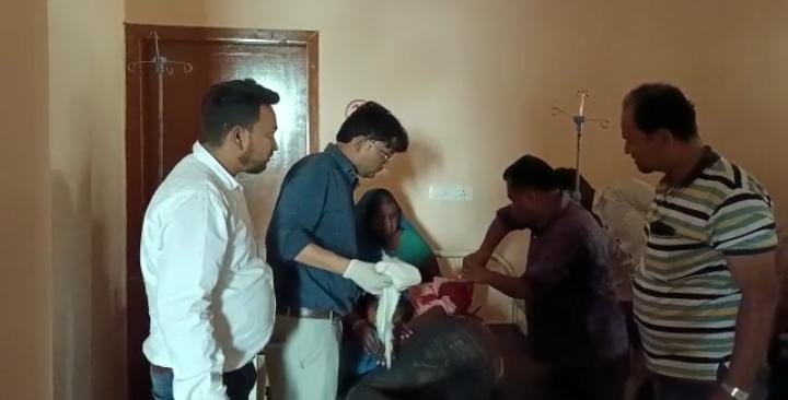 दुमका: श्रद्धालुओं से भरी पिकअप वैन पलटी, दर्जनों लोग घायल