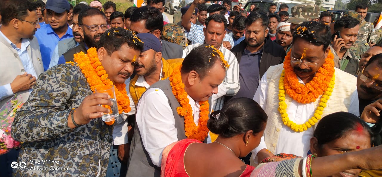 UPDATE: रांची वापस लौटे कैश कांड के तीनों आरोपी विधायक, एयरपोर्ट पर समर्थकों ने किया भव्य स्वागत