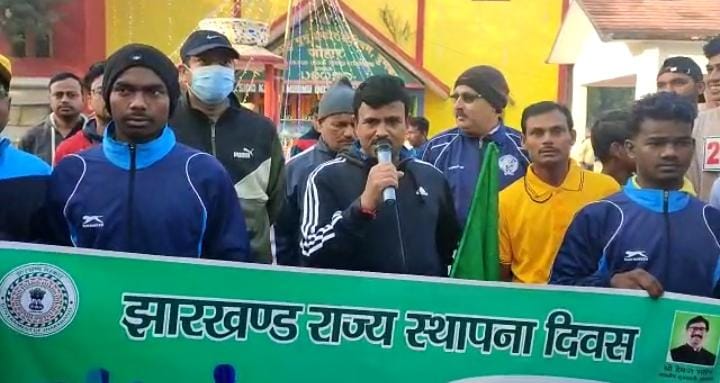 DUMKA: झारखंड राज्य स्थापना दिवस के मौके पर क्रॉस कंट्री रेस का आयोजन, डीआईजी ने लिया दौड़ में भाग