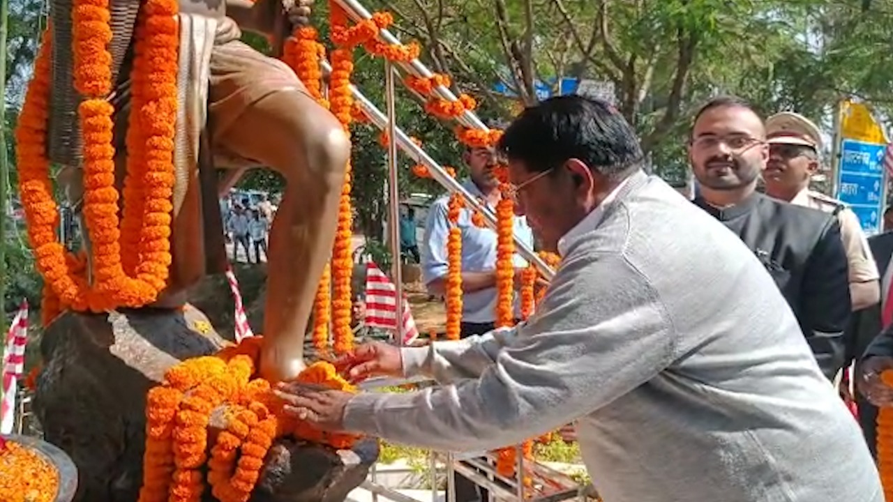 मंत्री डॉ रामेश्वर उरांव ने लोहरदगा में बिरसा मुंडा की प्रतिमा पर किया माल्यार्पण, कहा राज्य का हो रहा उत्तरोत्तर विकास