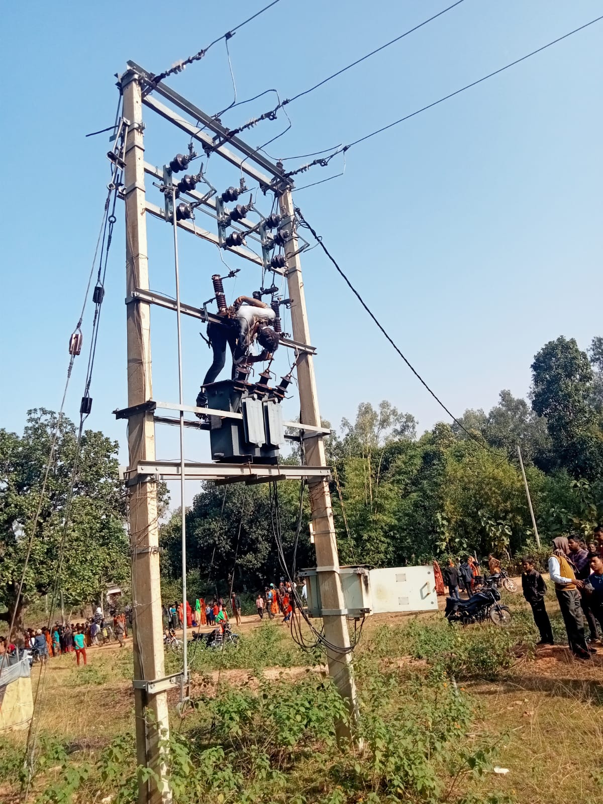 बिरनी में ट्रांसफार्मर ठीक करने गए बिजली कर्मी की मौत, घंटों हाईटेंशन तार से झूलता रहा शव 