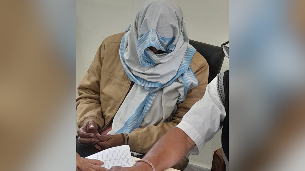 पैसे कमाने की जल्दवाजी में मासूम को अपने जाल में फसाते हैं धनबाद के दारोगा, जानिए कैसे 