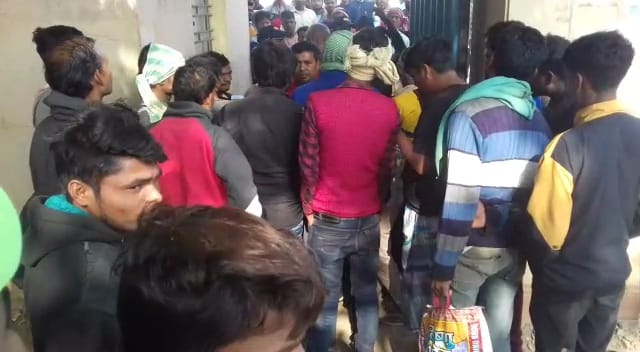 देवघर : चार महीने बाद टूटा मजदूरों के सब्र का बांध, किया विरोध प्रदर्शन, जानिए क्या है मामला