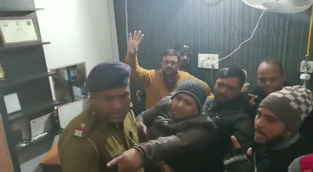 देवघर: निजी क्लीनिक में इलाजरत मरीज की मौत, चिकित्सक पर लगा इलाज में लापरवाही का आरोप, परिजनों ने मचाया बवाल