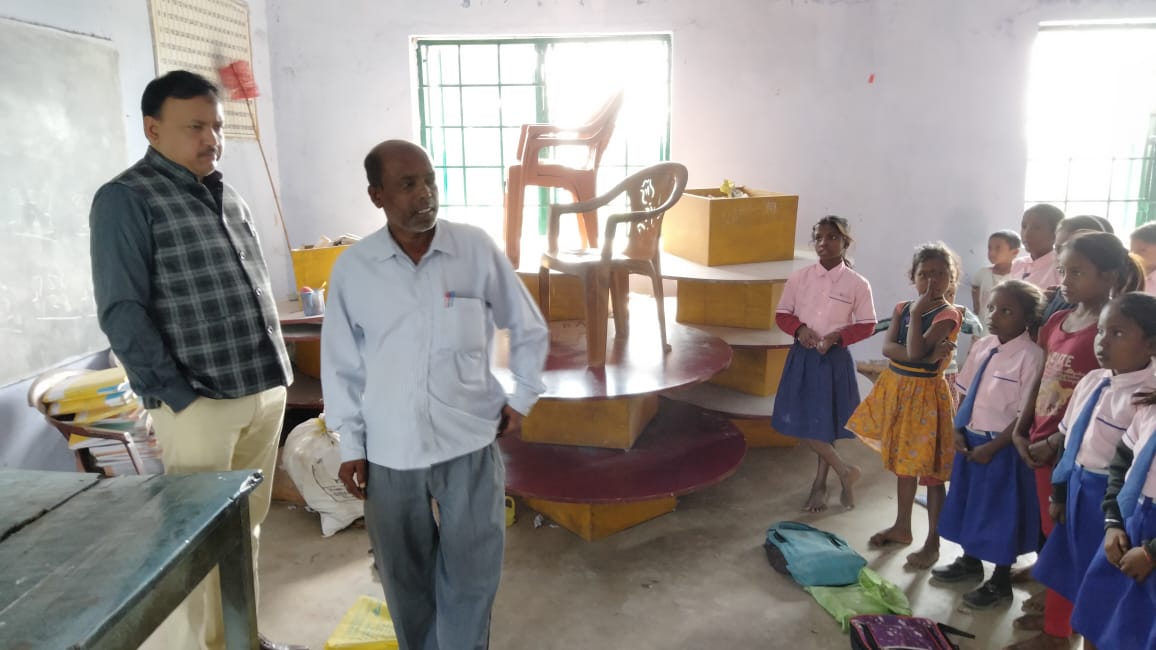 सरकारी शिक्षा का हाल बेहाल ! कड़ाके की ठंड में जमीन पर बैठ कर पढ़ने को मजबूर है मासूम