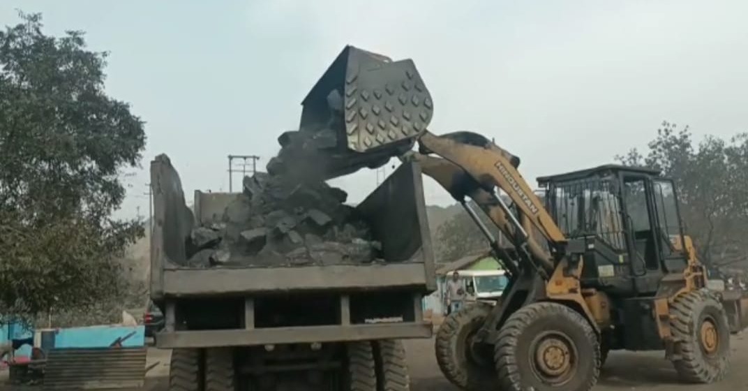 धनबाद: पुलिस और CISF ने जब्त किया 50 टन अवैध कोयला, BCCL को किया गया सुपुर्द 