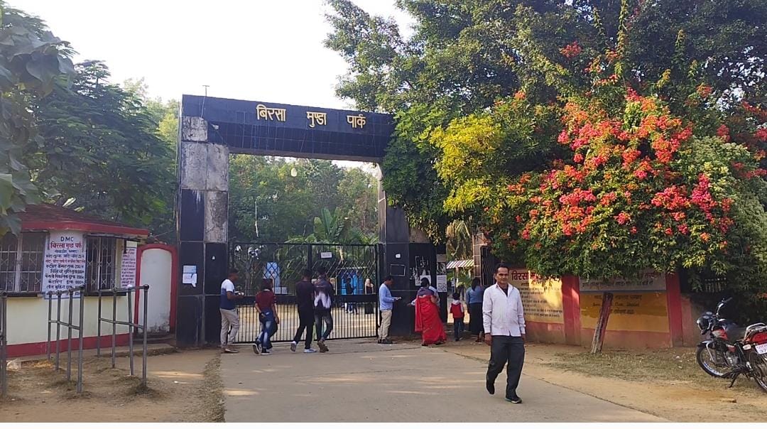 धनबाद के बिरसा मुंडा पार्क में जुटने लगी सैलानियो की भीड़, कोई मैरिज एनिवर्सरी मनाने तो कोई पहुंचा पिकनिक मनाने