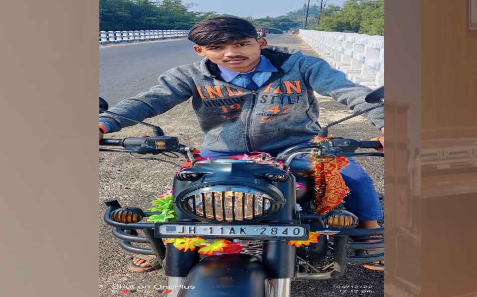 गिरिडीह के धनवार में बालू लोड ट्रैक्टर ने मारी बाईक को टक्कर, एक छात्र की मौत