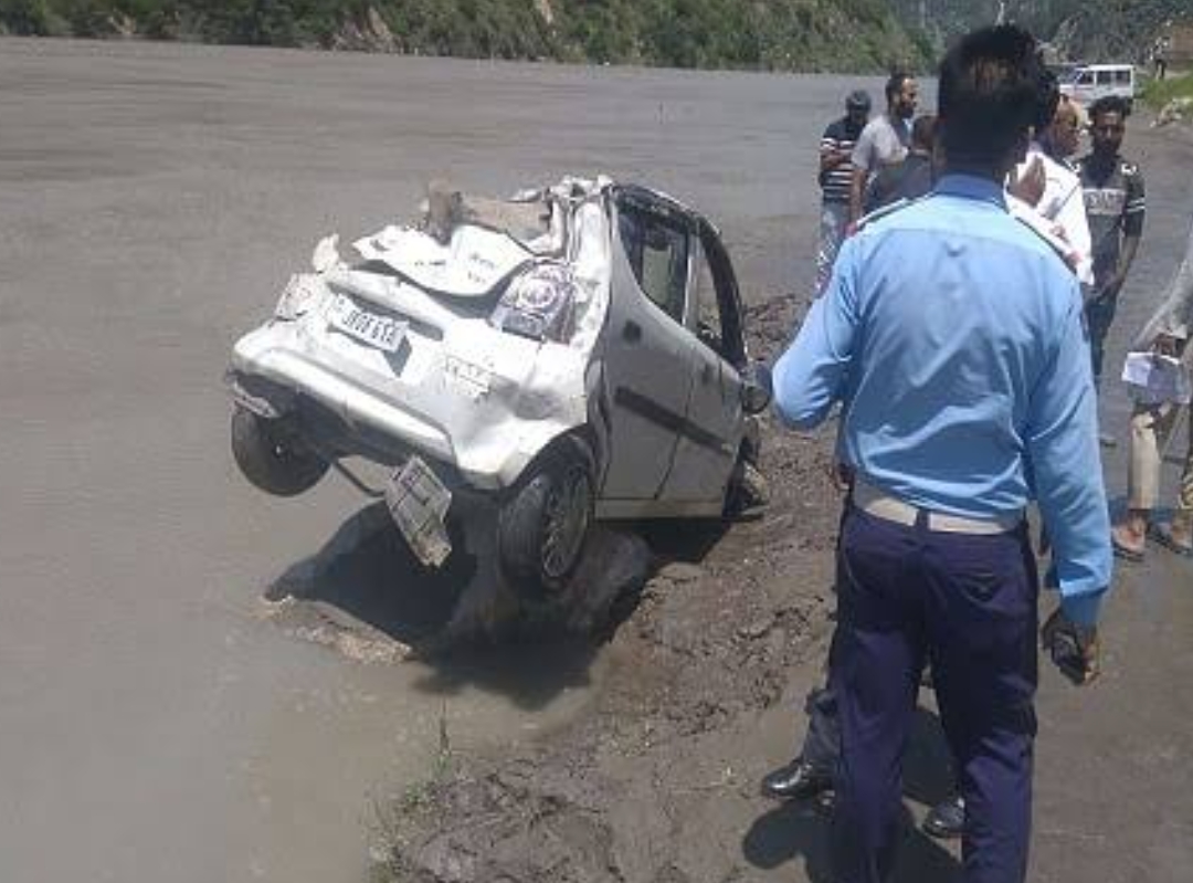 दशम फॉल से पिकनिक मनाकर लौटते ही पुल के नीचे गिरी कार, बच्ची की हुई मौत, आठ घायल