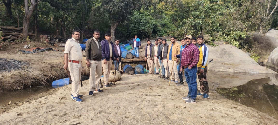 गिरिडीह: अवैध शराब कारोबार के खिलाफ उत्पाद विभाग की कार्रवाई, सैकड़ों लीटर महुआ शराब जब्त