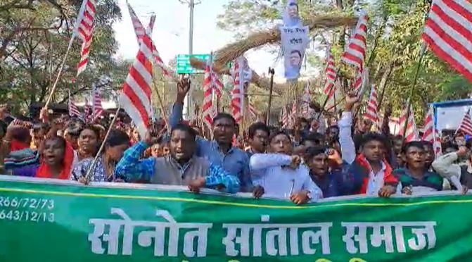 कुड़मी कैसे हो सकते हैं आदिवासी? धनबाद की सडको पर उतर सोनेत संताल समाज ने पूछा प्रश्न