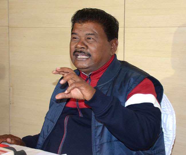 सीएम से आदिवासियों की जमीन लूट की जांच की मांग