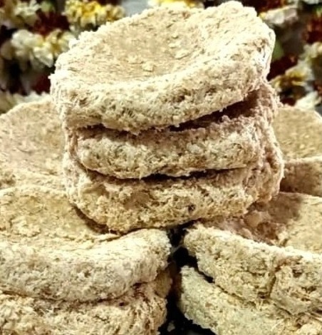 शहर में फैलने लगी है तिलकुट की खुशबू, धनबाद में बिहार के कारीगर बना रहे अनोखे तिलकुट