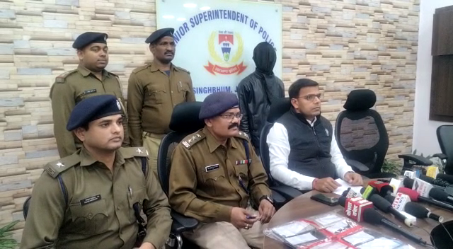 जमशेदपुर : पान गुमटी वाला चला रहा था अवैध लॉटरी का धंधा, करीब 20 लाख नकद के साथ गिरफ्तार, मुख्य सरगना फरार