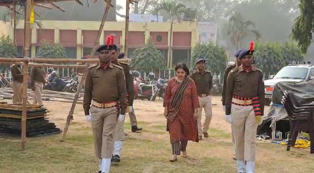 जमशेदपुर : गणतंत्र दिवस परेड का फाइनल पूर्वाभ्यास संपन्न, उपायुक्त और वरीय पुलिस अधीक्षक ने परेड का किया निरीक्षण 