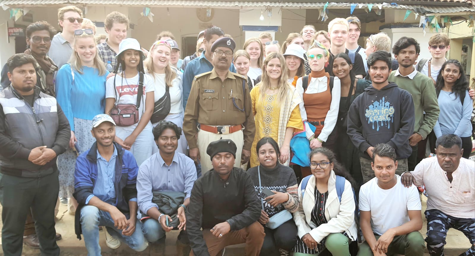 दुमका नगर थाना पहुंचा नॉर्वे से आए 30 सैलानियों का जत्था, थाना प्रभारी ने दी गणतंत्र दिवस के बारे में विस्तृत जानकारी