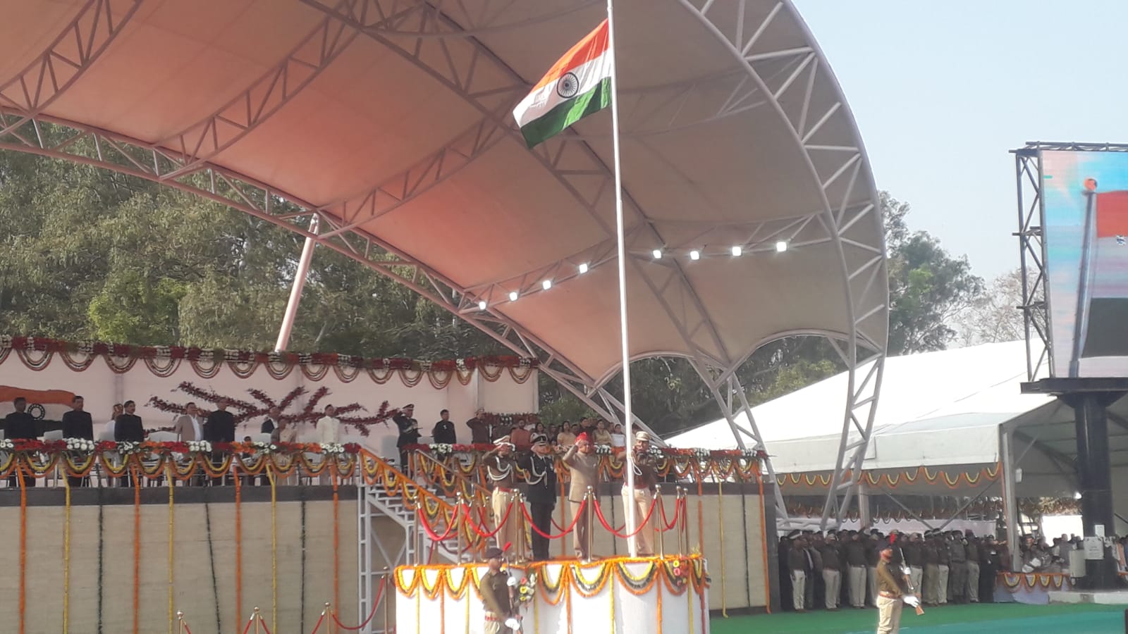 राज्यपाल रमेश बैश ने मोरहाबादी में किया झंडोत्तोलन,देश वासियों को गणतंत्र दिवस की दी बधाई