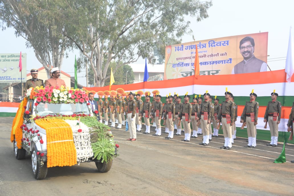 दुमका के सीएम हेमंत सोरेन ने किया झंडोत्तोलन, राज्य वासियों को दी गणतंत्र दिवस की शुभकामनाएं