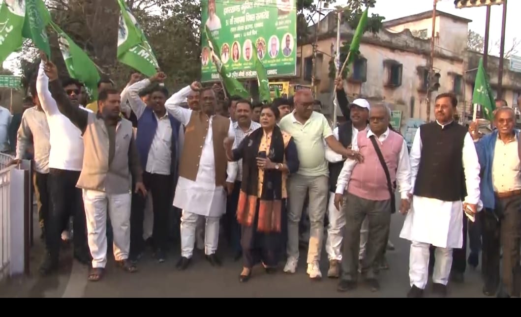 धनबाद में सड़क पर उतरा झामुमो, महामहिम को लिया निशाने पर