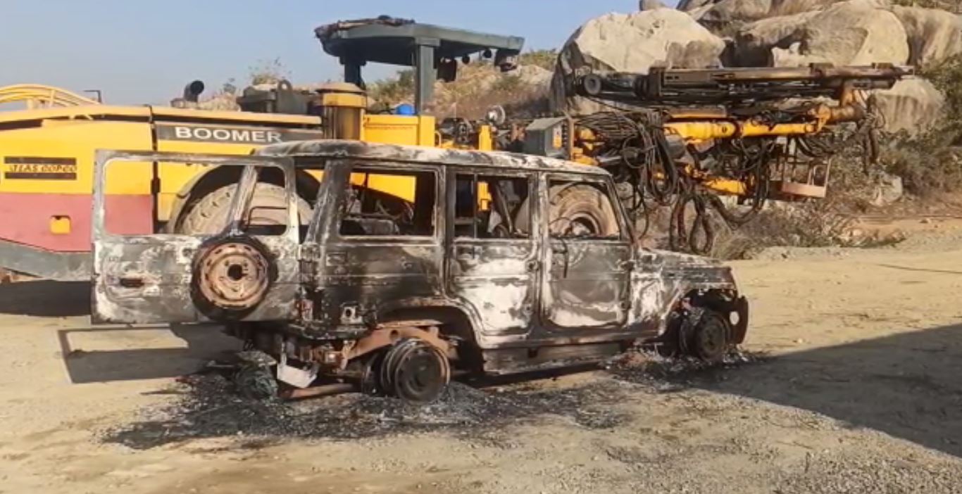 पलामू : थर्ड रेल लाइन टनल निर्माण स्थल पर अपराधियों ने मचाया उत्पाद, कर्मियों के साथ किया दुर्व्यवहार और वाहनों में लगाई आग