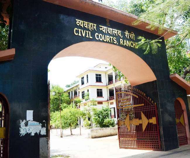 फ्लाइट में सिगरेट पीने वाली महिला की बड़ी मुश्किल, कोर्ट ने बेल देने से किया इनकार