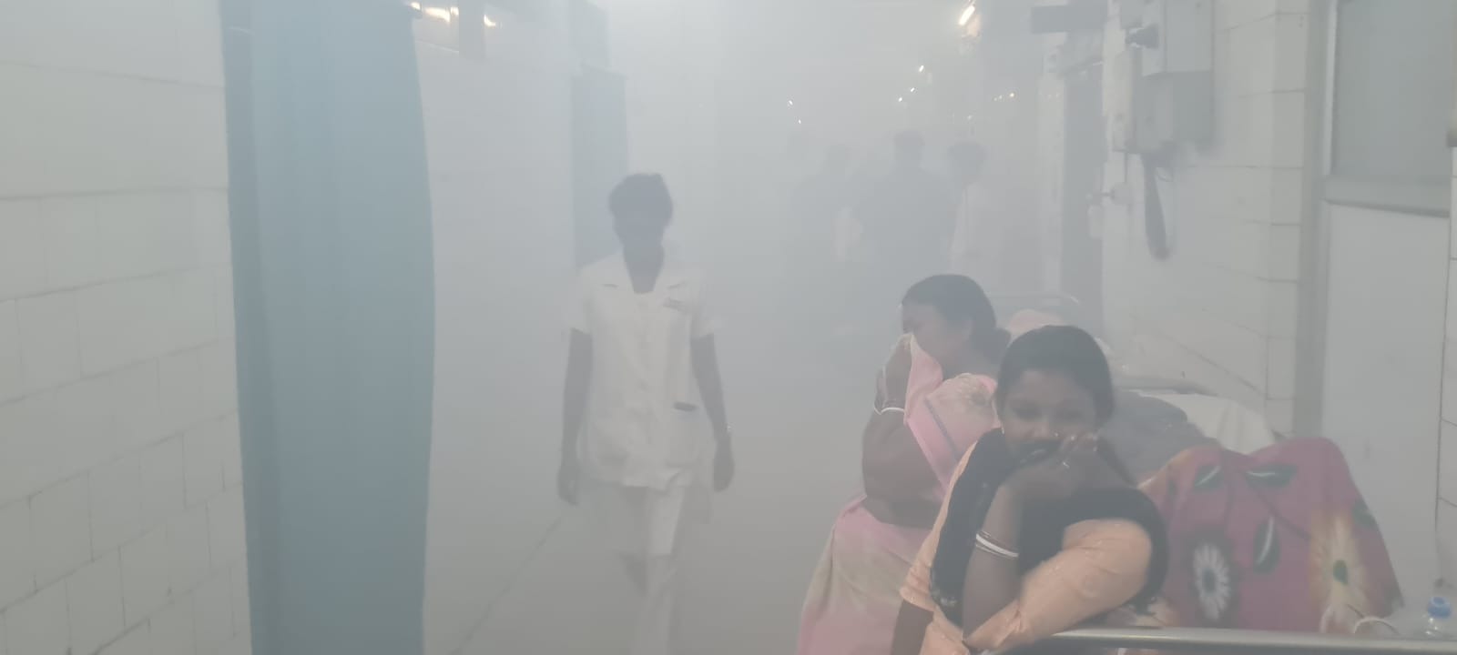 एमजीएम अस्पताल में फॉगिंग के धुंऐ से मरीजों को हुई परेशानी,आईसीयू में भर्ती