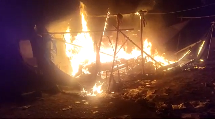 सोनुआ बाजार के तीन दुकानों में लगी भीषण आग, लाखों का सामान जलकर खाक