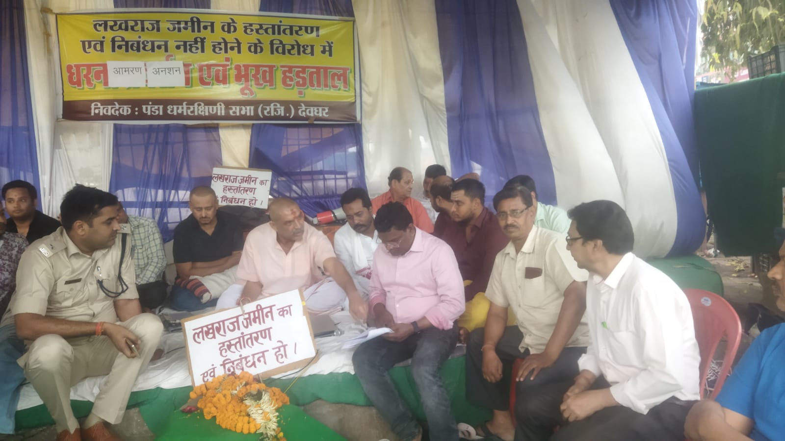 बाबा मंदिर से सटे जमीन की खरीद बिक्री को लेकर 55 घंटे से अनशन पर बैठे हैं तीर्थ पुरोहित, बिगड़ रही हालत 