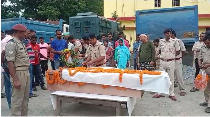 जीआरपी जवान की हार्ट अटैक से मौत,चक्रधरपुर थाने में दी गई अंतिम सलामी