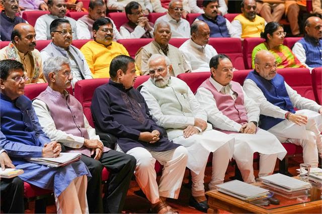 विपक्ष के हमले से भाजपा हुई सतर्क, संसदीय दल की बैठक में क्या बोले पीएम मोदी, जानिए झारखंड भाजपा का नया कार्यक्रम