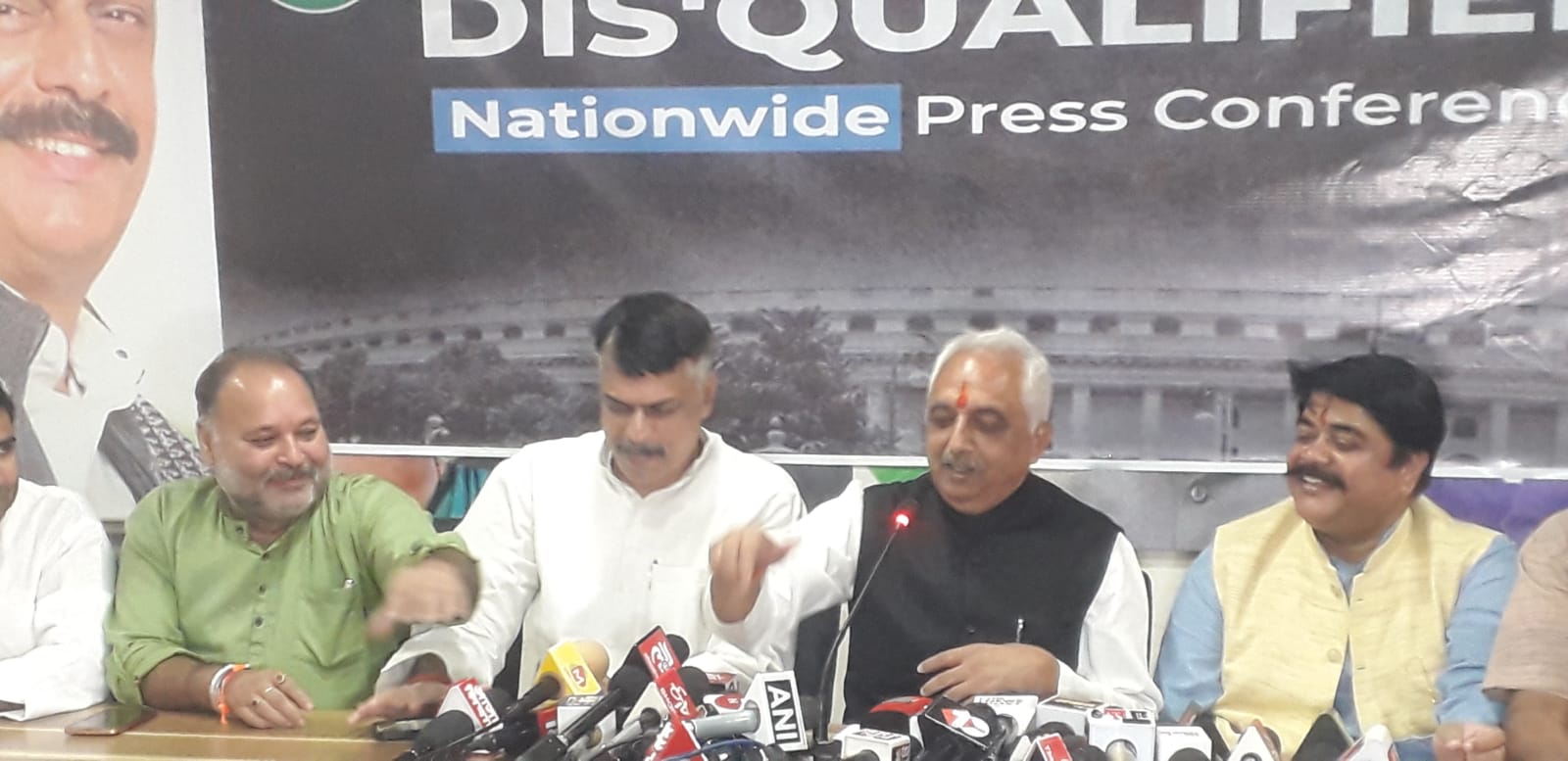 जांच के बजाय चोर की चौकीदारी कर रहे प्रधानमंत्री,लोकतंत्र बचाने के लिए कांग्रेस सड़क से सदन पर आवाज़ उठाती रहेगी- अखिलेश प्रताप सिंह