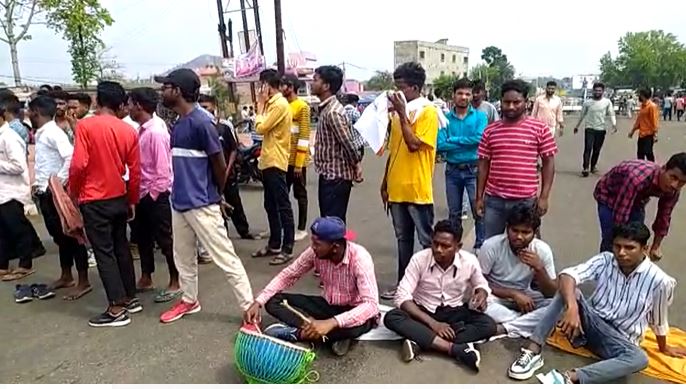 नियोजन नीति की मांग को लेकर सड़क पर उतरे छात्र, सरकार के खिलाफ नारेबाजी, दुमका सहित पूरे प्रमंडल में बंद का व्यापक असर 