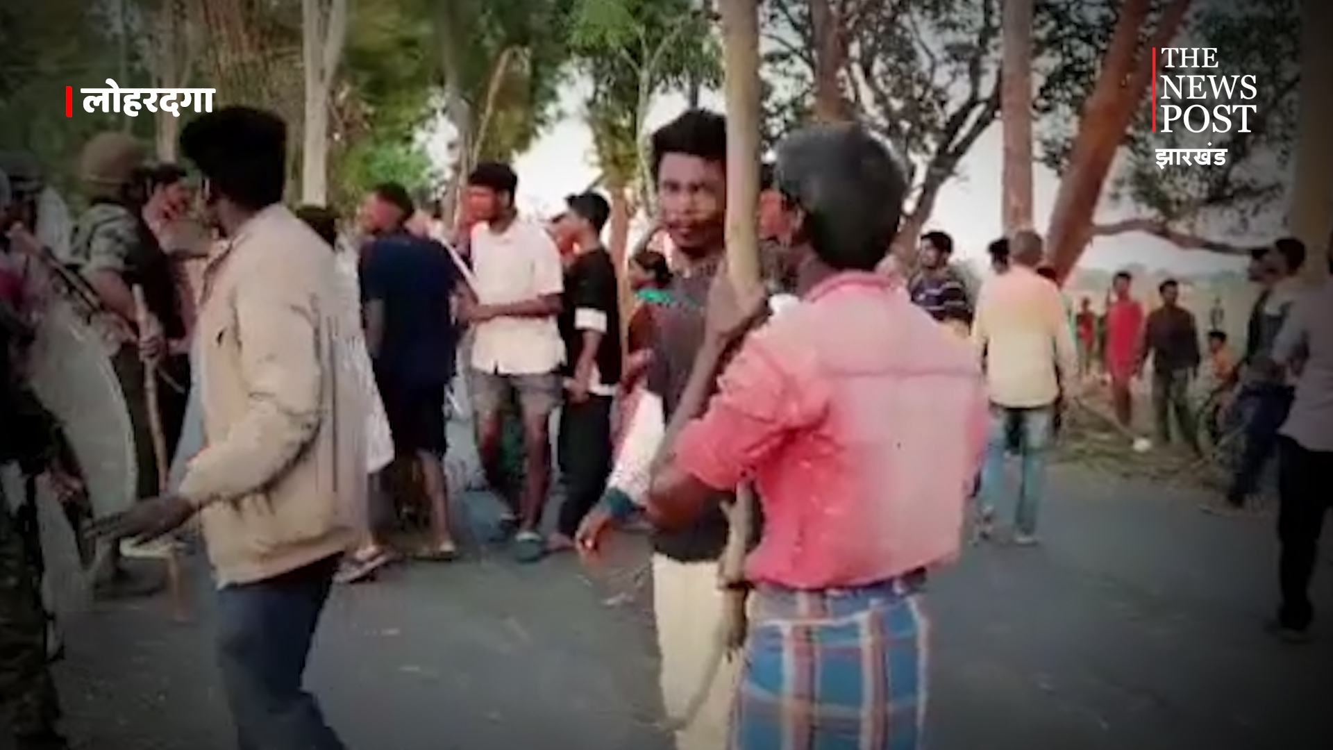 लोहरदगा में रफ्तार का कहर,साइकल सवार पिता -पुत्र को ट्रक ने कुचला, ग्रामीणों ने सड़क पर काटा बवाल