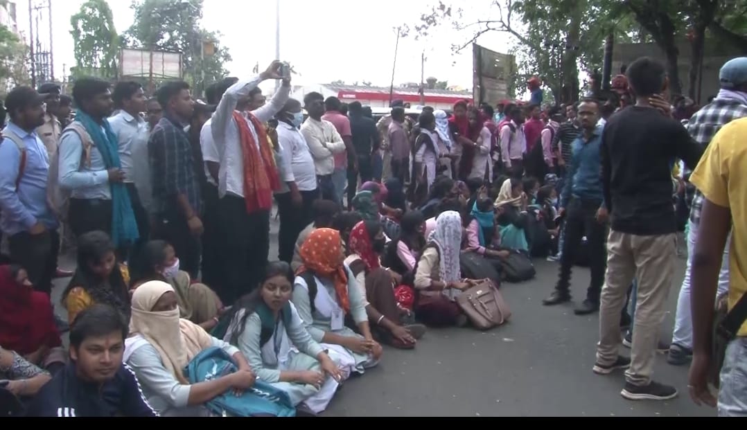 TNP SPECIAL: B.Ed कॉलेज में पढ़ाई का सच - महात्मा गांधी एक महान महिला थी लिखी मिली है कॉपी ,जानिए पूरा डिटेल्स 